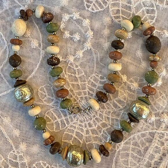 Lightweight Distressed Bead Necklace Autumn Colors Vintage - Picture 2 of 6